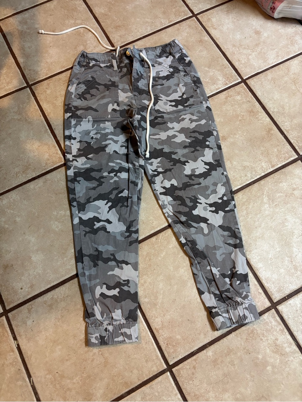Womans Junior’s Gray Camo Jogger Pants - Casual Drawstring Waist Size Medium Néw